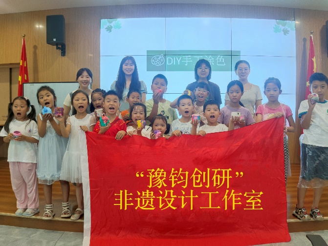 郑州轻工业大学“豫钧创研”工作室赴秋雅社区宣传钧瓷文化