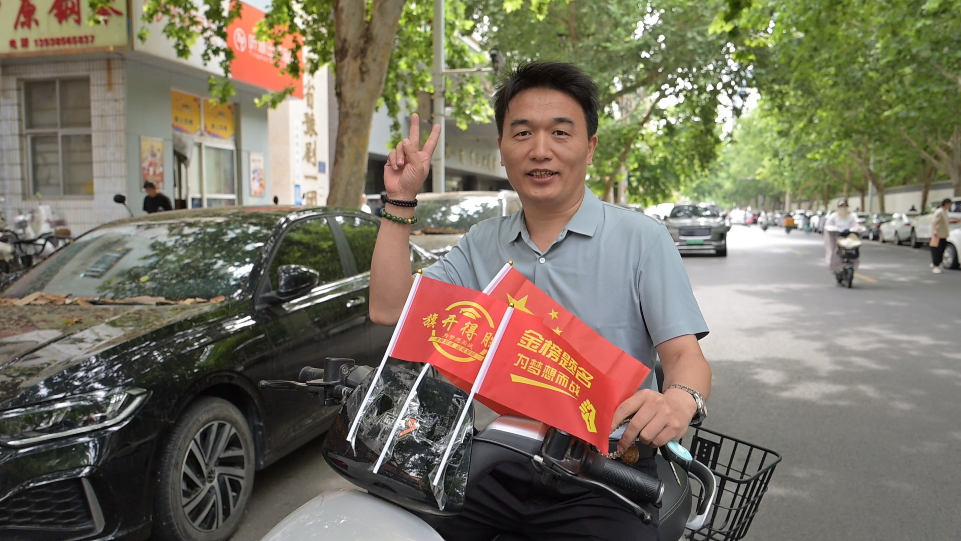 郑州一考场外全家上阵送考 妹妹穿特制短袖祝哥哥超常发挥