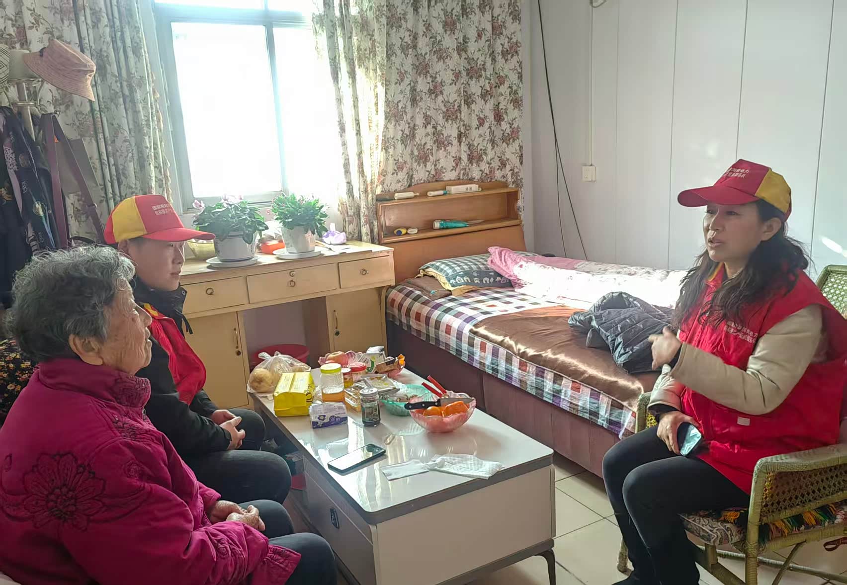 安全守护+物资慰问+暖心陪伴 党员服务队冬日送温情