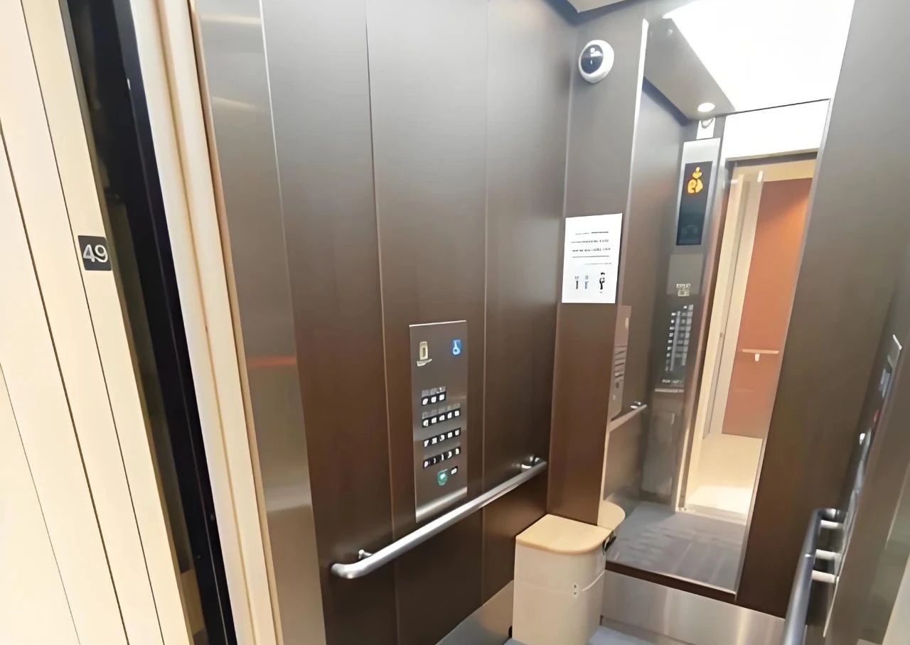 电梯里为什么会有镜子?