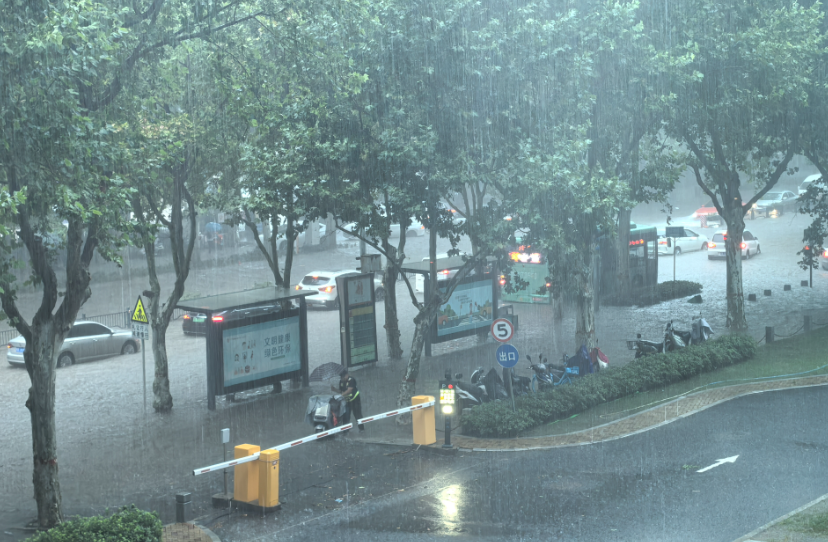 暴雨持续！郑州部分道路有积水，请绕行！