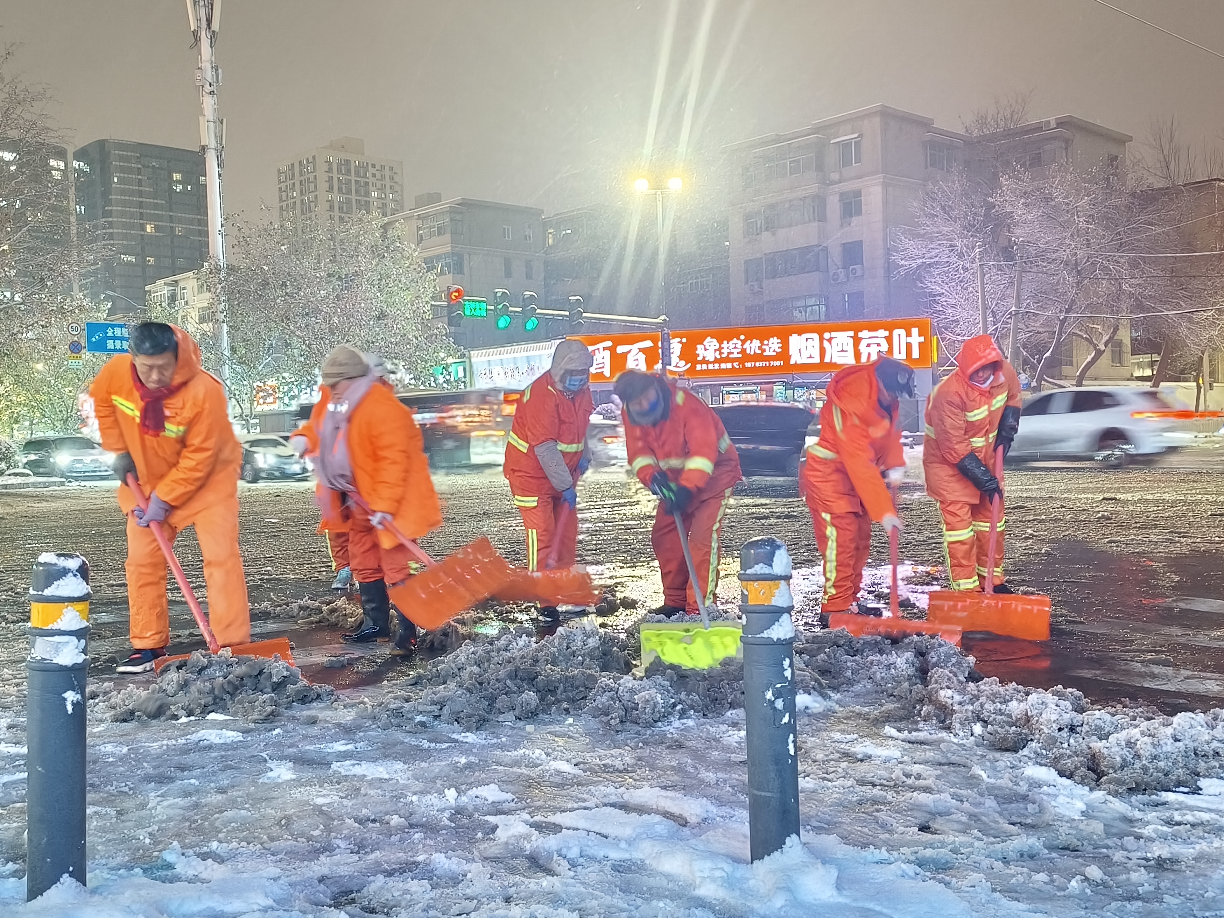 昼夜奋战除冰雪！目前郑州主次干道高架路段已通行正常
