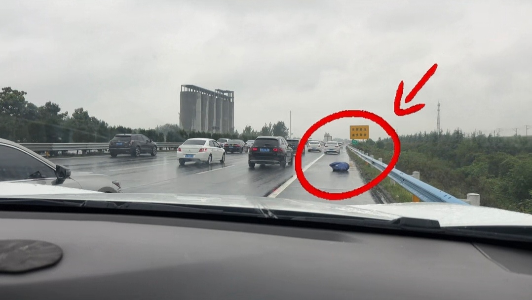 20余件快递掉落高速 路产队员“牵线”物归原主