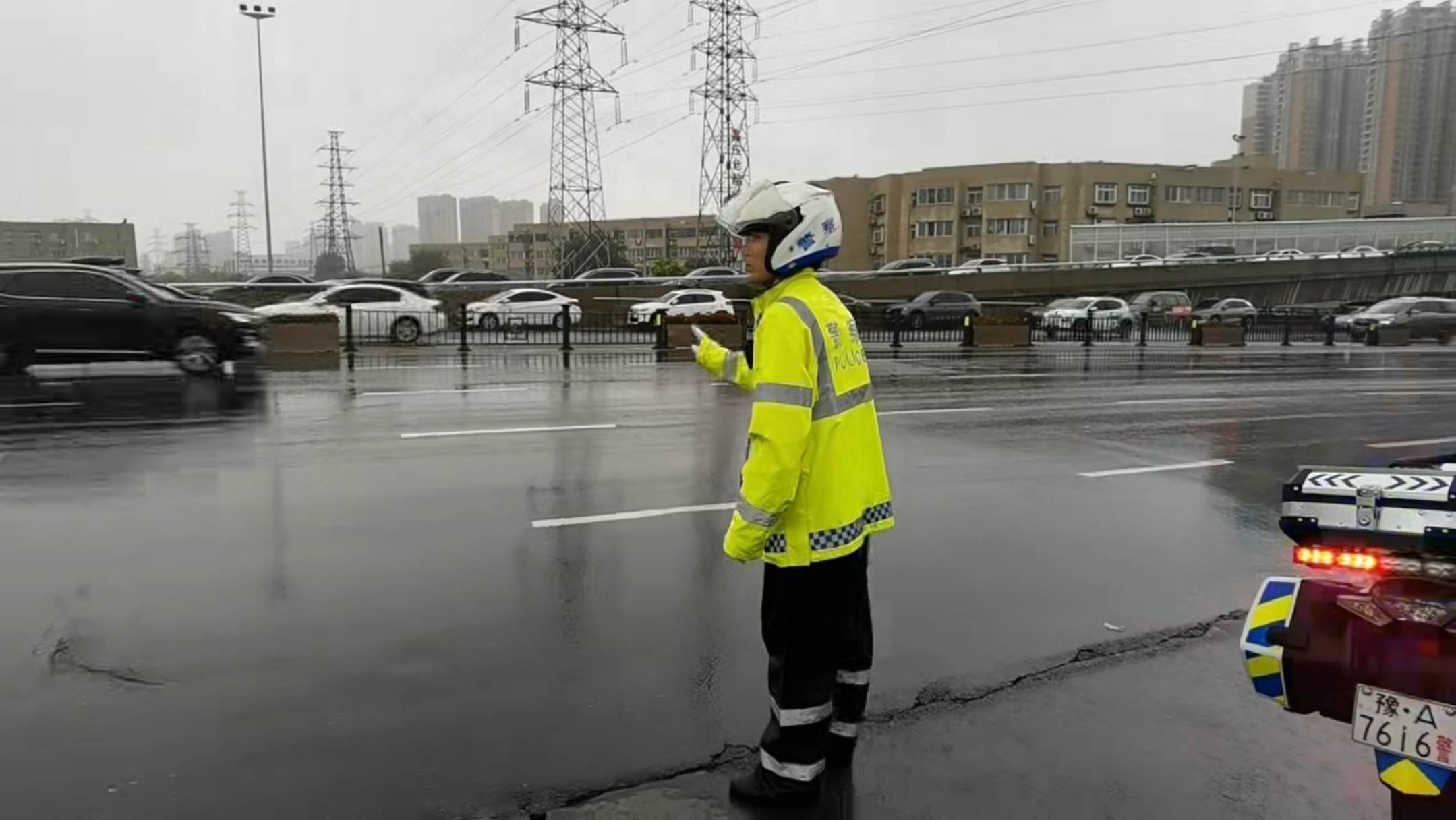 郑州交警：目前市区地面积水不严重 请勿在高架桥及匝道停车