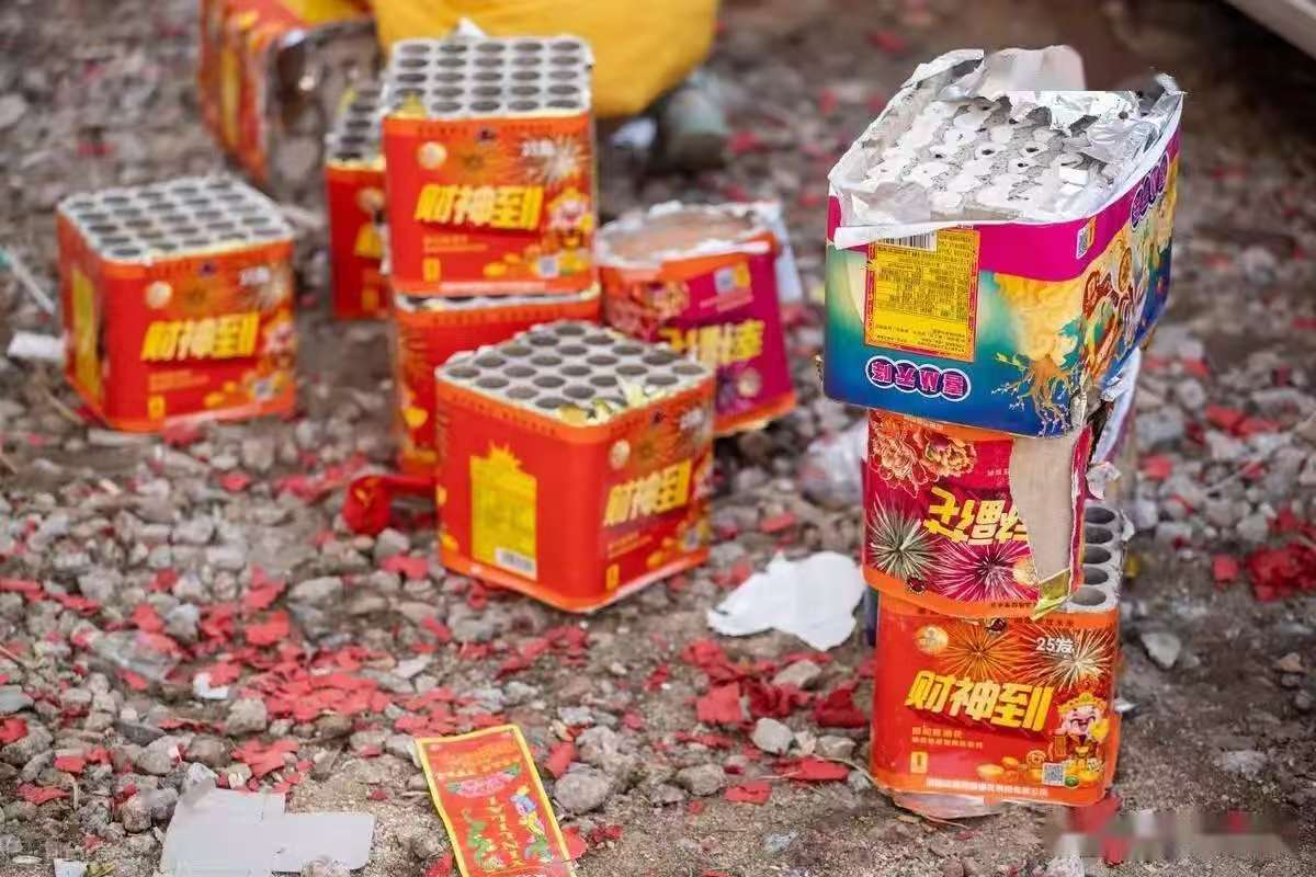 郑州二七警方通报4起打击烟花爆竹案例