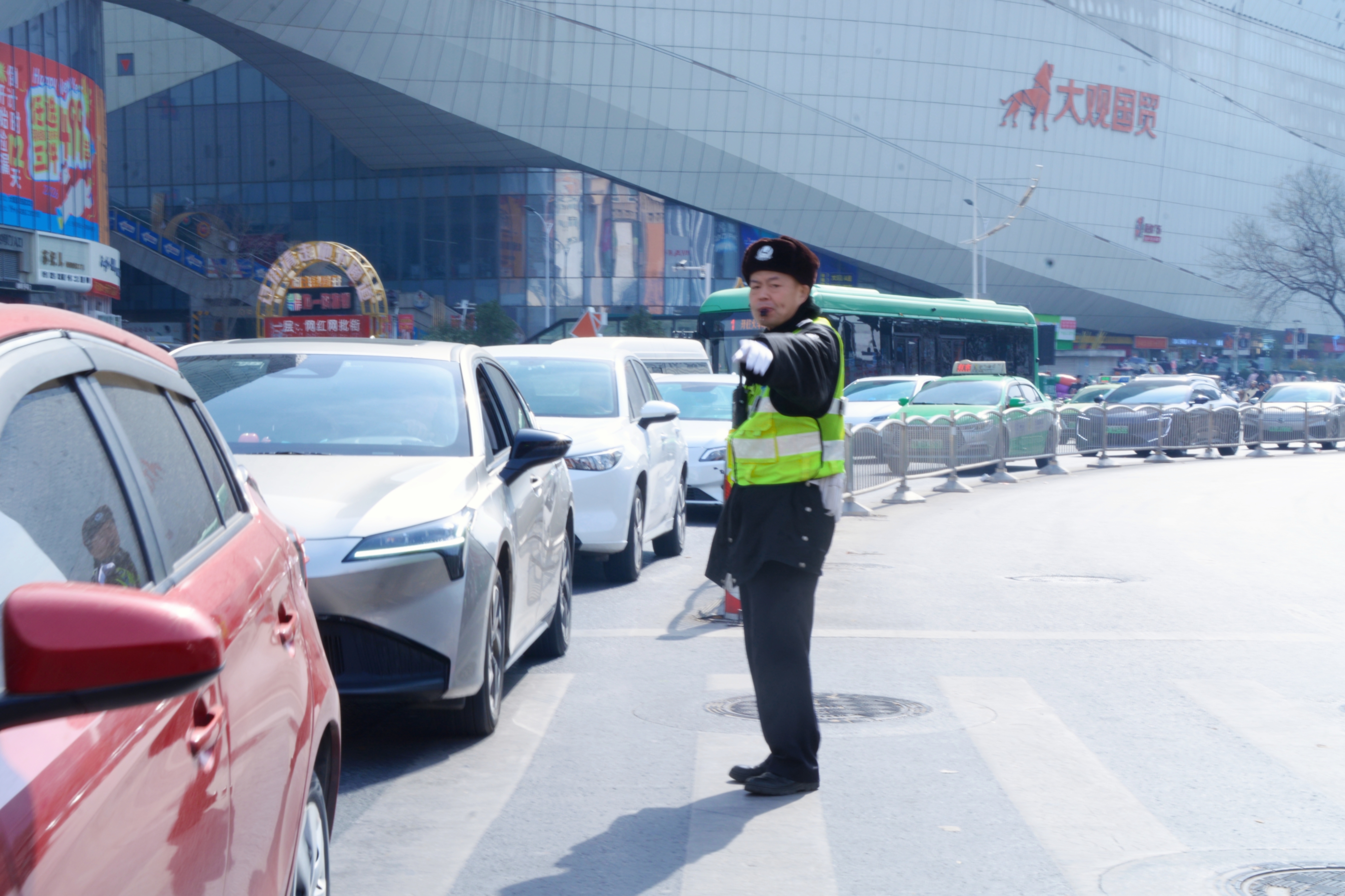 郑州交管三大队发布春节郑州火车站周边道路客流高峰预警提示