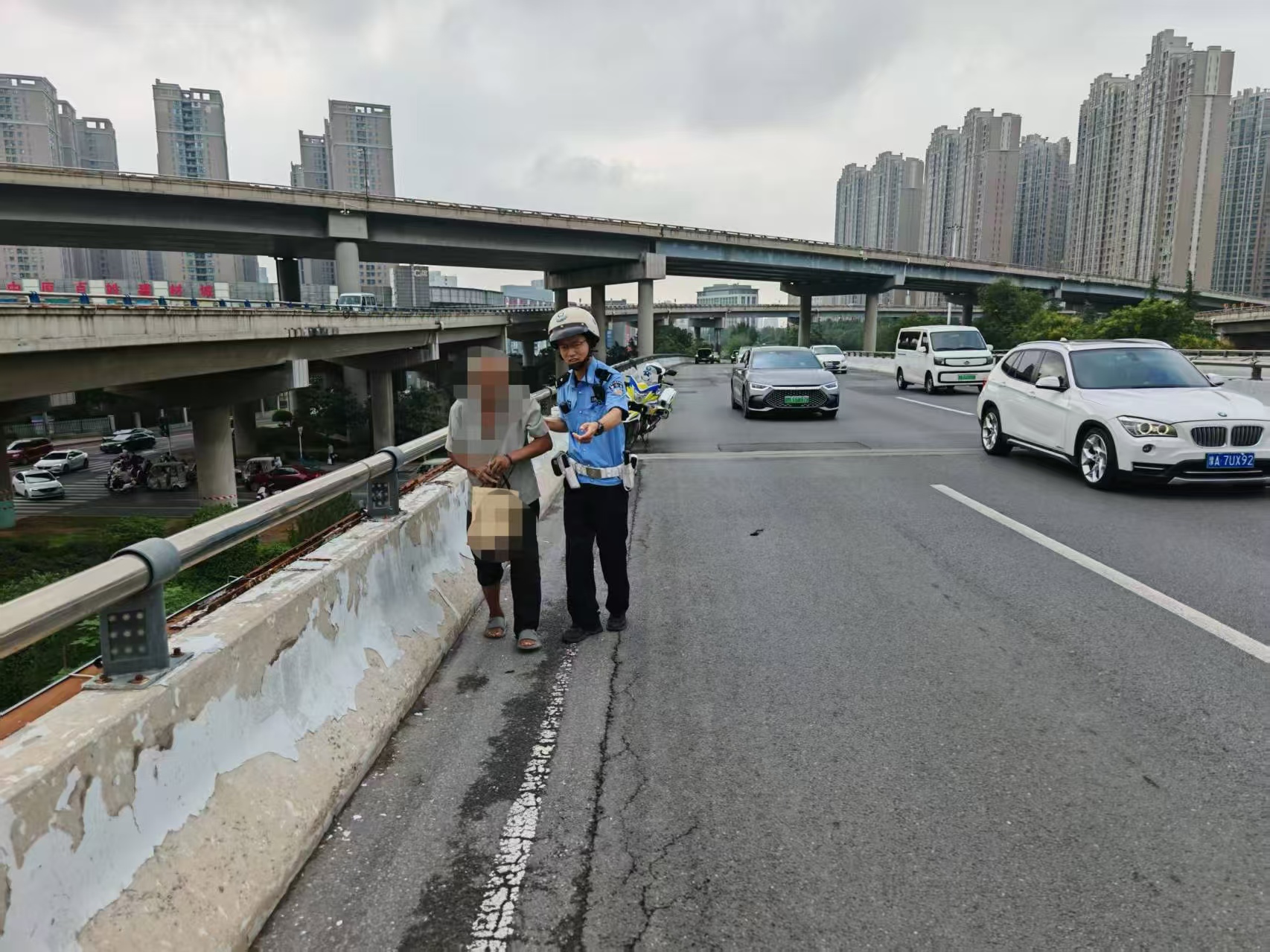 七旬老人误入高架，郑州交管二大队及时救助保平安