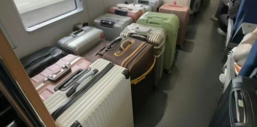 高铁“隐藏服务”：上门取件“扛行李”