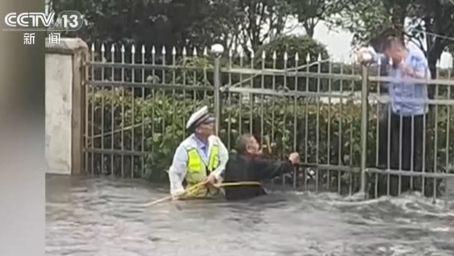 央媒看河南 | 关注河南民警涉水救援等内容