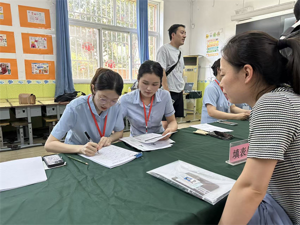 郑州小学入学线下报名首日 有序更有惊喜