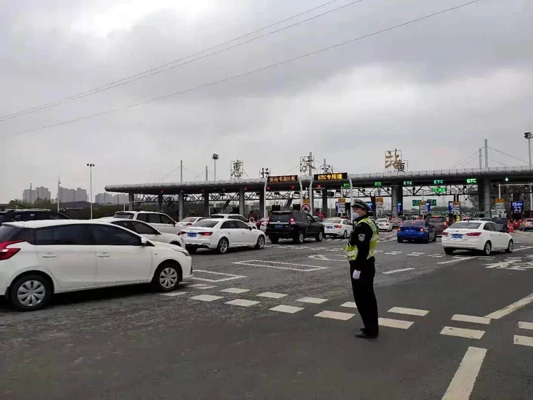 清明假期即将开启 郑州交警提醒您注意出行高峰