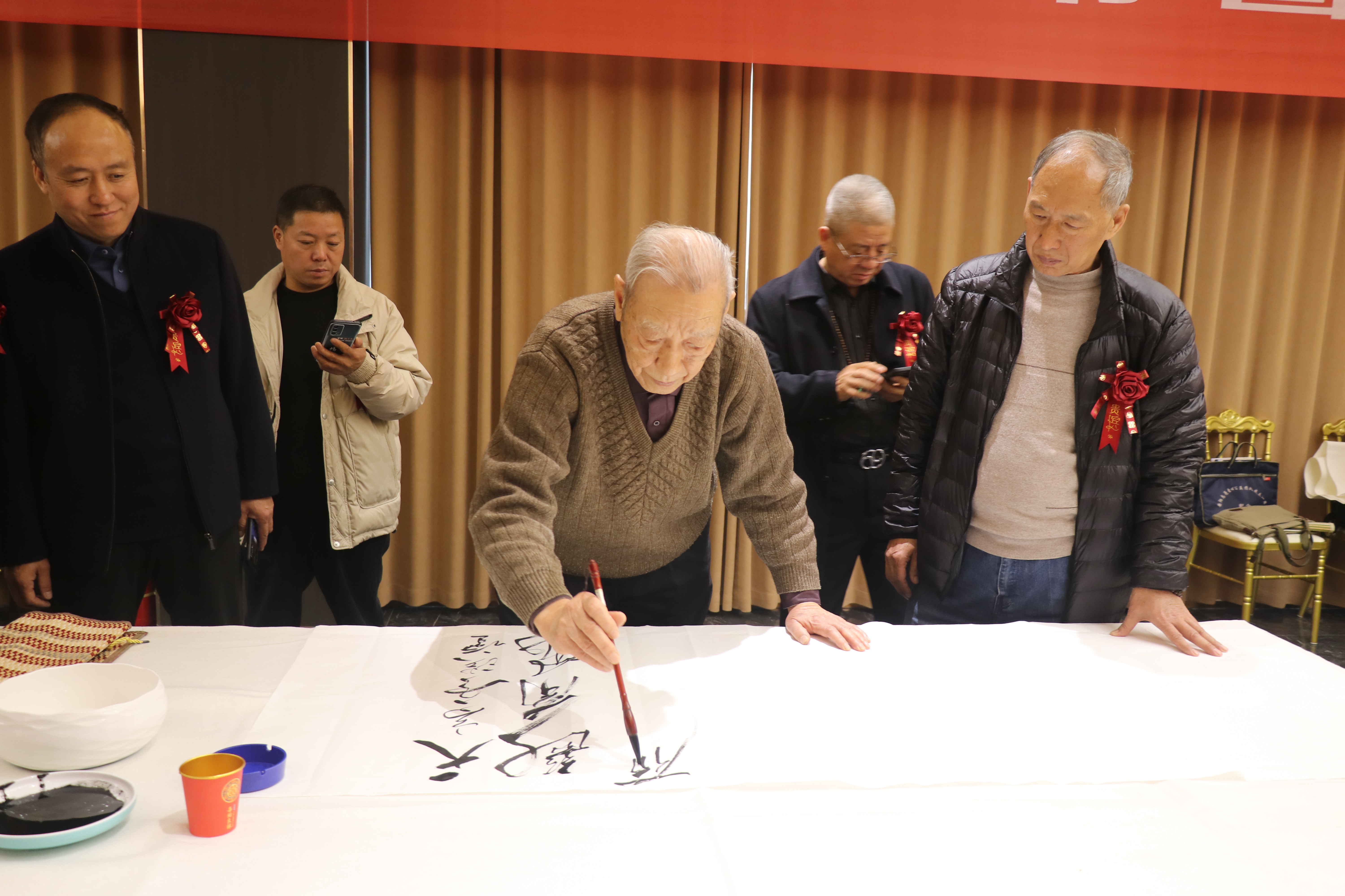 安阳举行第四届"翰墨传情,孝善有我"书法名家笔会