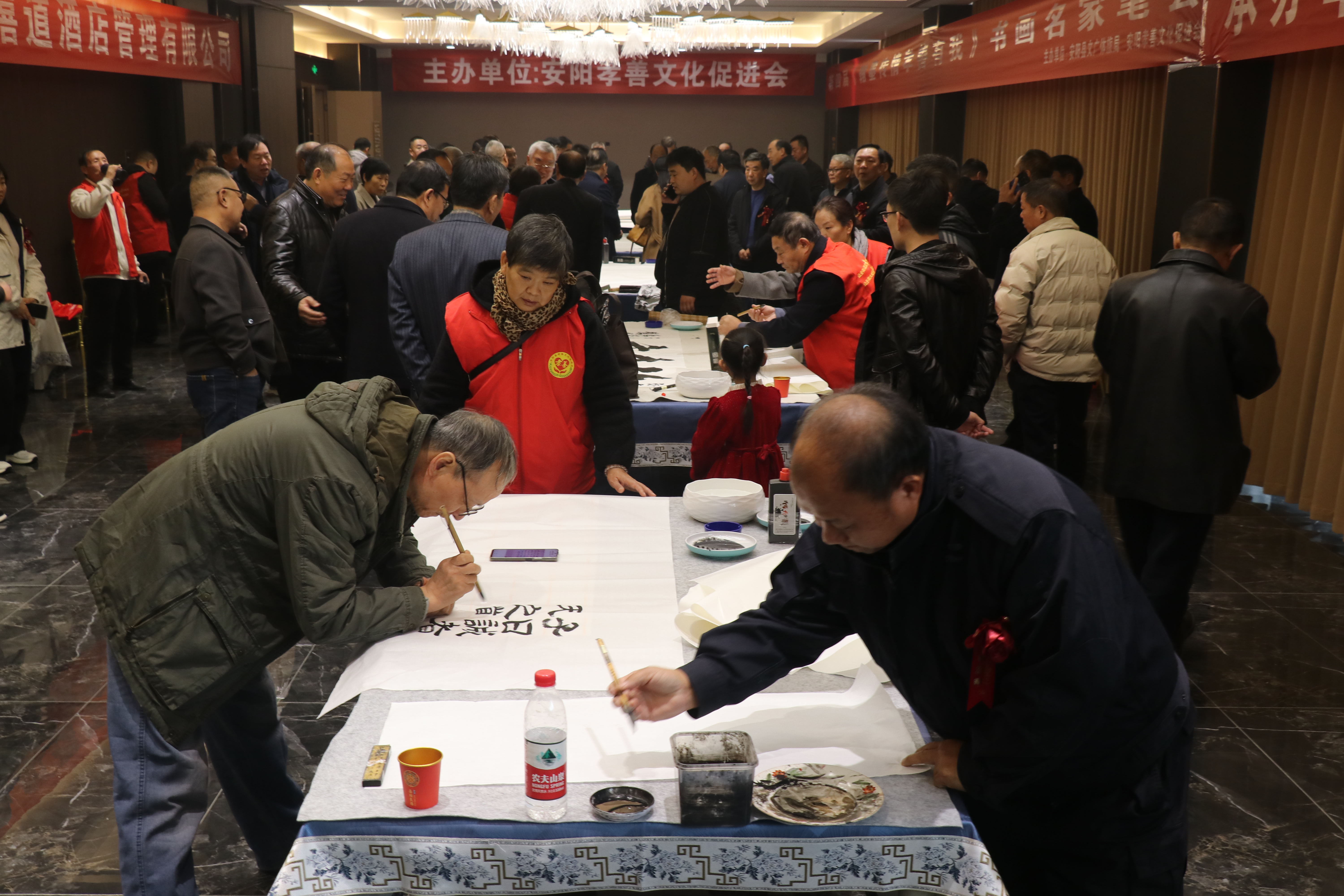 安阳举行第四届"翰墨传情,孝善有我"书法名家笔会