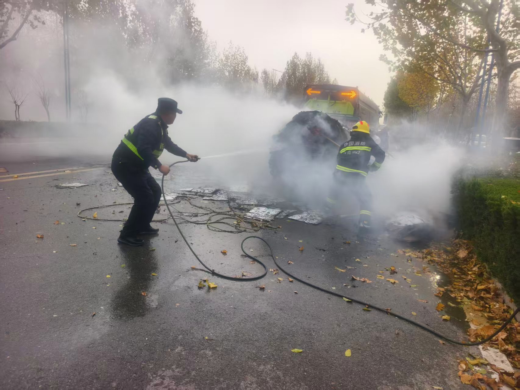 河南鹿邑:电动三轮着火 城管及时救援