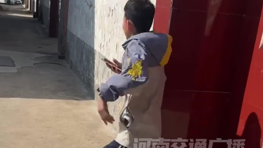 姑姑到家，侄子侄女热情迎接行大礼拜年
