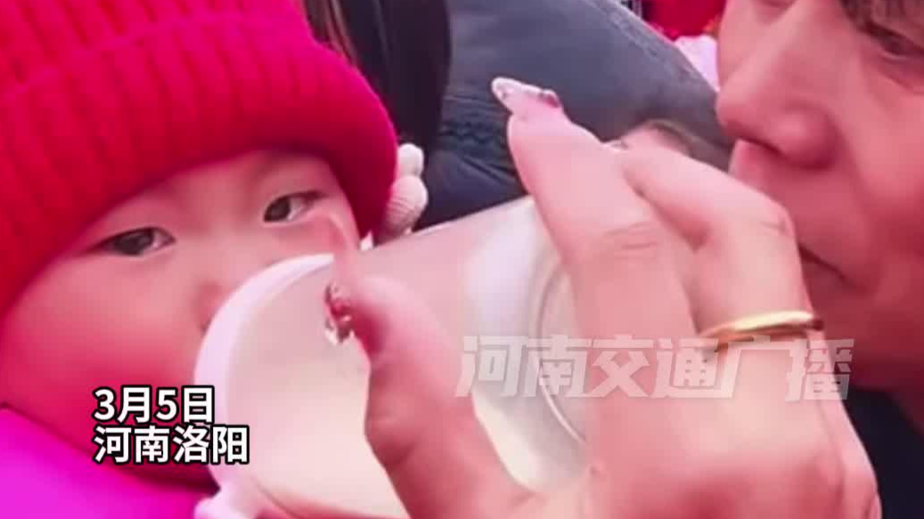 洛阳嵩县非遗表演最小打工人上线，半天续航一瓶奶，不哭不闹
