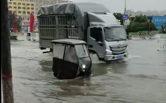 因降雨，郑州部分路段有积水！