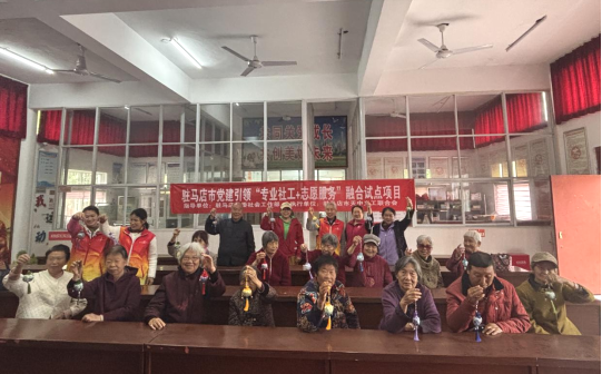 驻马店市驿城区老街街道：巧手制香包 同心促治理