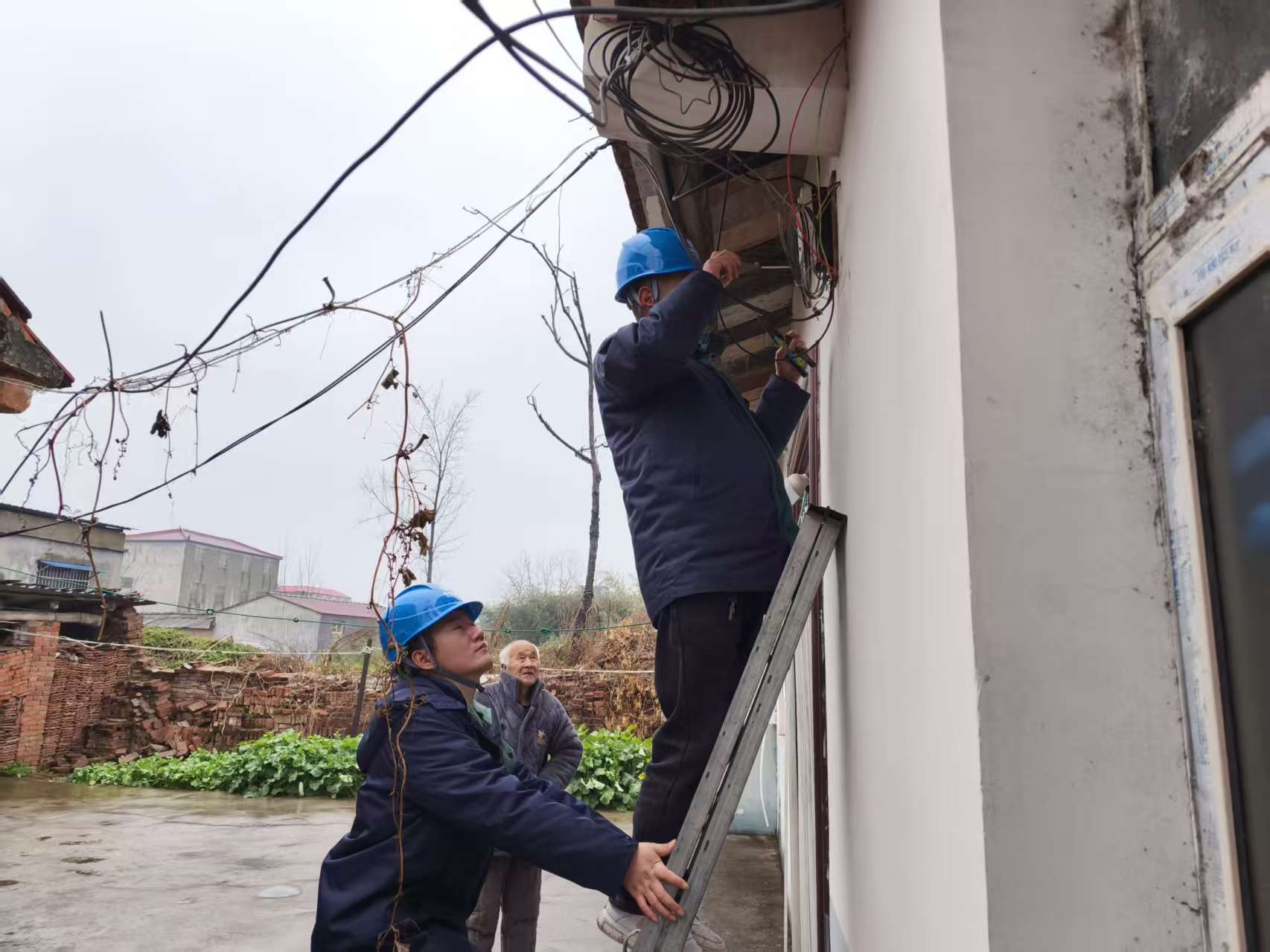 国网新蔡县供电公司：雷锋精神暖桑榆 电力护航守平安