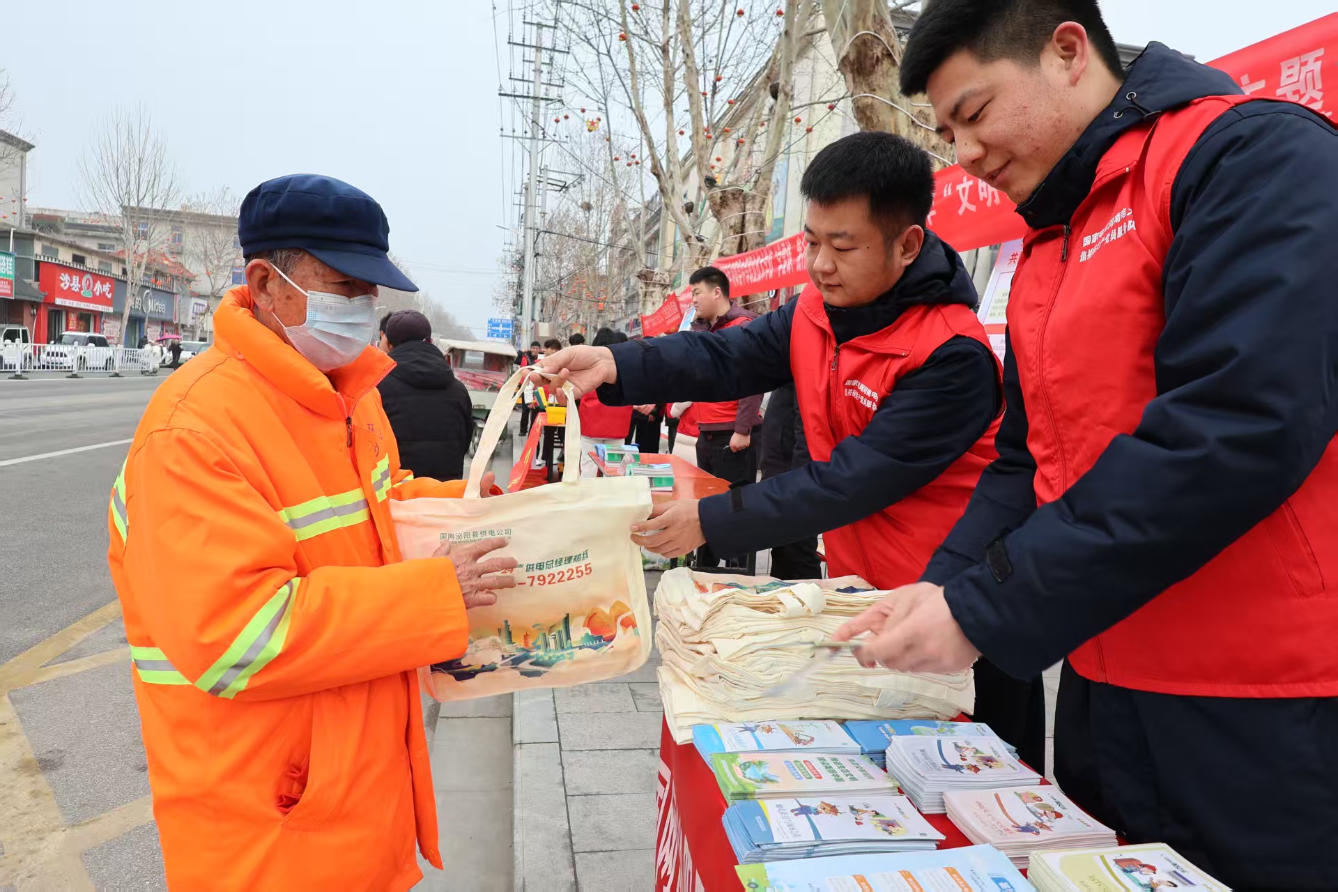 国网泌阳县供电公司：开展“学雷锋我行动”文明实践志愿活动