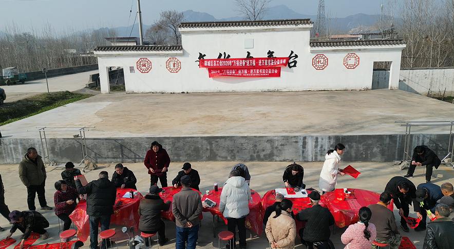 驻马店驿城区：墨香迎马年 书法家送春联进农家暖民心