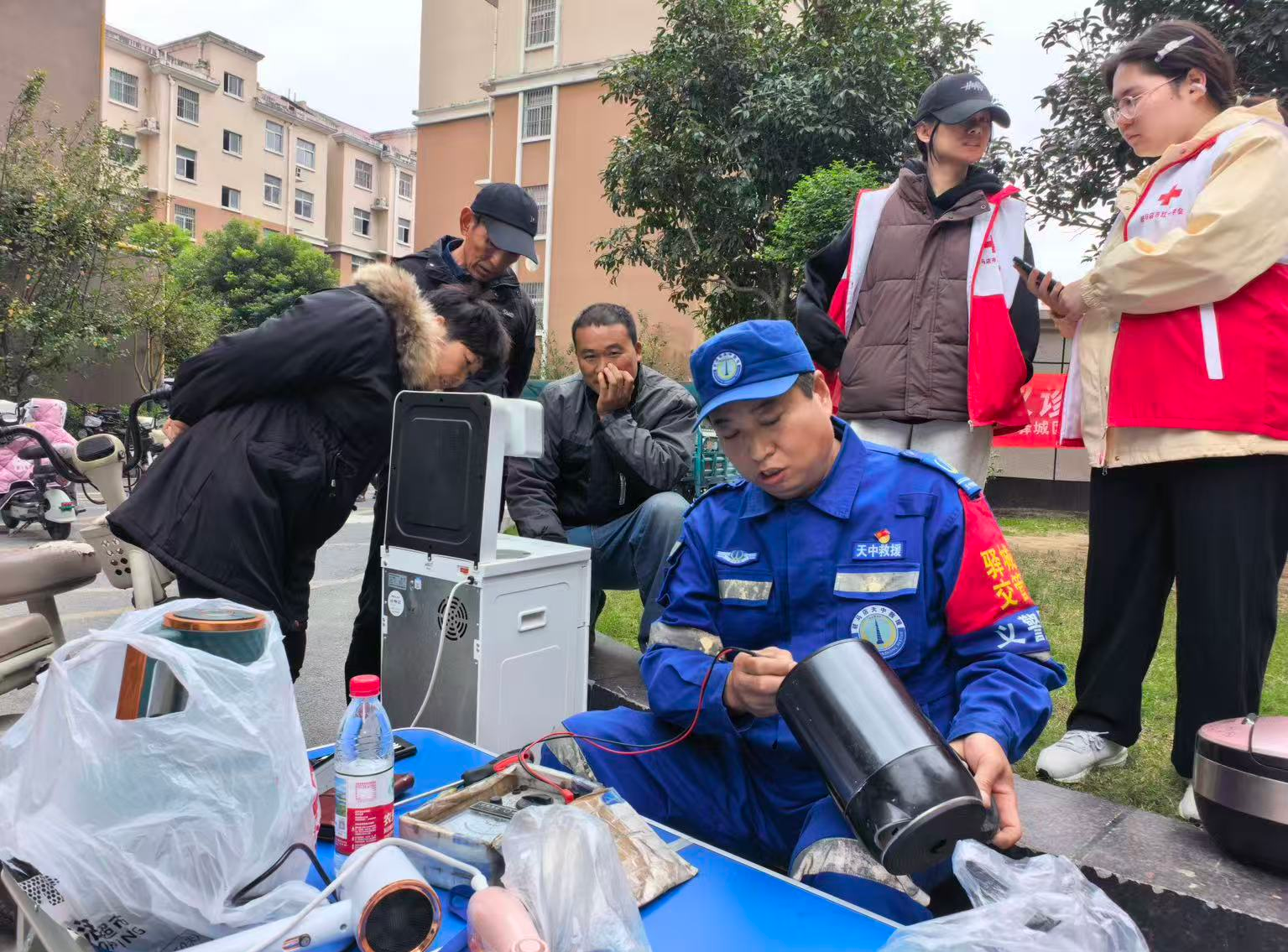 驻马店市驿城区：家电义修进社区 便民服务暖民心