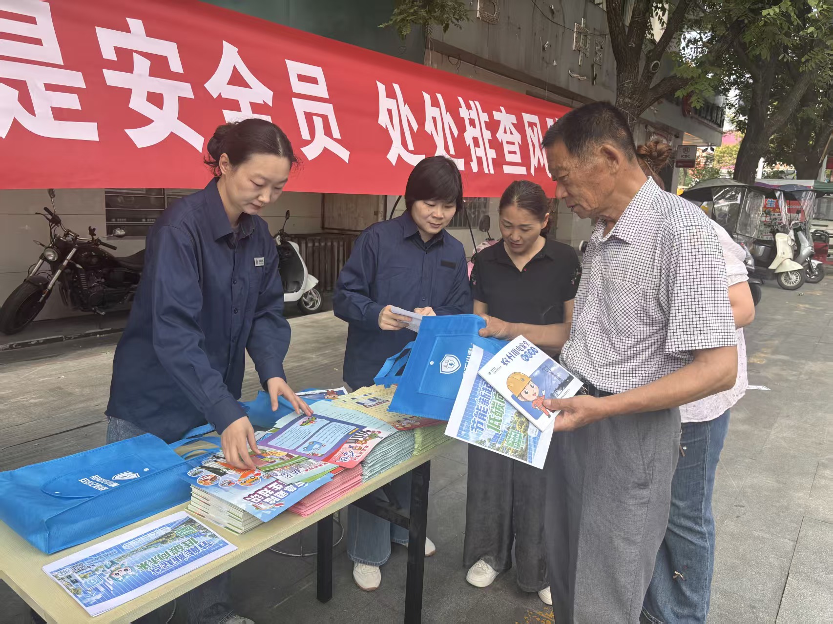国网确山县供电公司：集中宣传进街道 守护群众用电安全