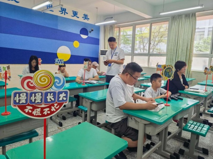 郑州市区小学线下报名启动 中原区“家门口”服务暖民心