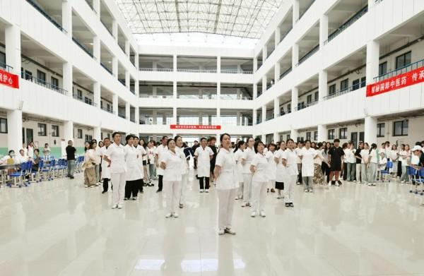 宝丰县中医院中医药文化市集活动走进平顶山学院