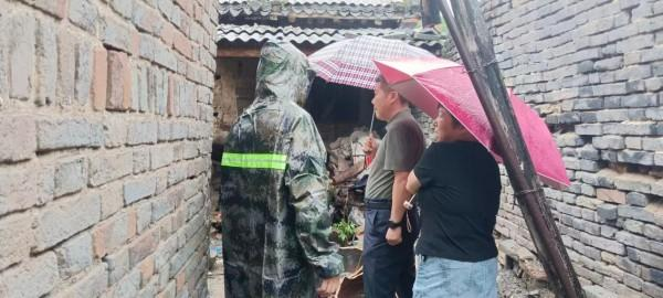 平顶山石龙区建设交通局：严阵以待战台风“白海豚” 筑牢防汛“红色堤坝”
