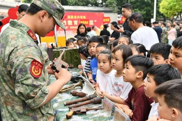 平顶山市“国防教育进社区”暨卫东区“百姓宣传直通车”主题活动举办