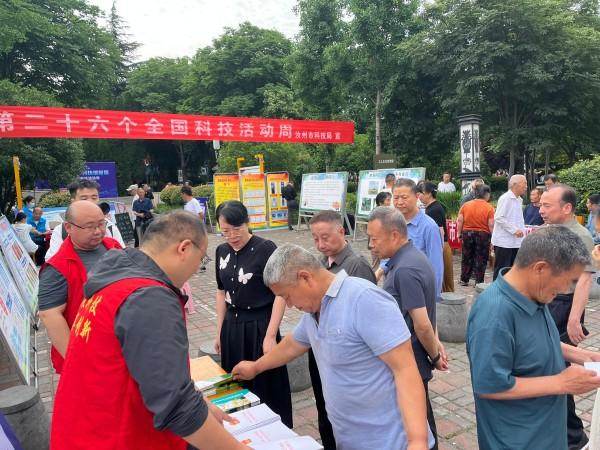 发放菜种、义诊答疑——汝州市科技志愿服务点亮科技惠民“烟火气”