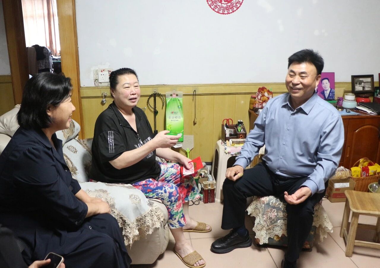 周口市妇幼保健院党委走访慰问退休老同志代表
