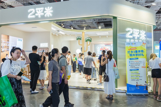 上海CBME现场直击：2平米学习桌展台人气爆棚，四大产品线重塑全球家庭新空间
