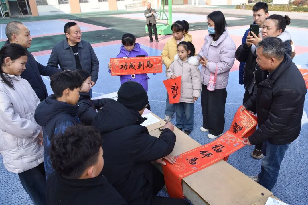 汝南：义写春联添年味  迎春送福暖人心