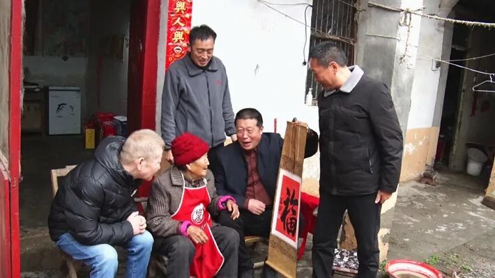 驻新疆河南商会联合遂平县民政局看望慰问百岁老人