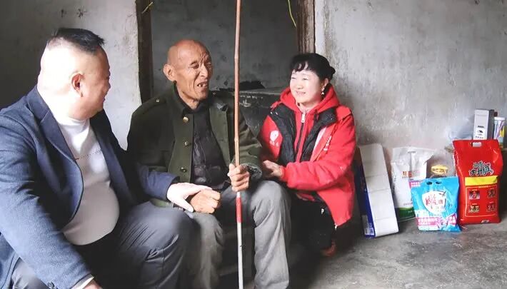 遂平县身边好人协会开展“学雷锋 送温暖”志愿服务活动