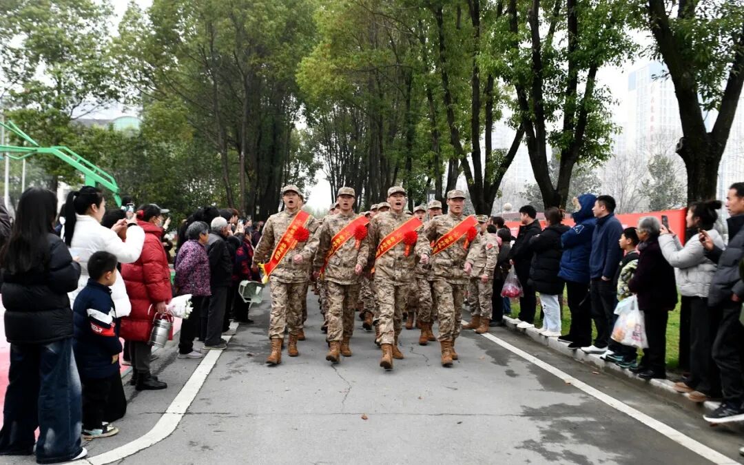 新蔡好兵热血奔赴军营 ，现场的一幕幕让人动容
