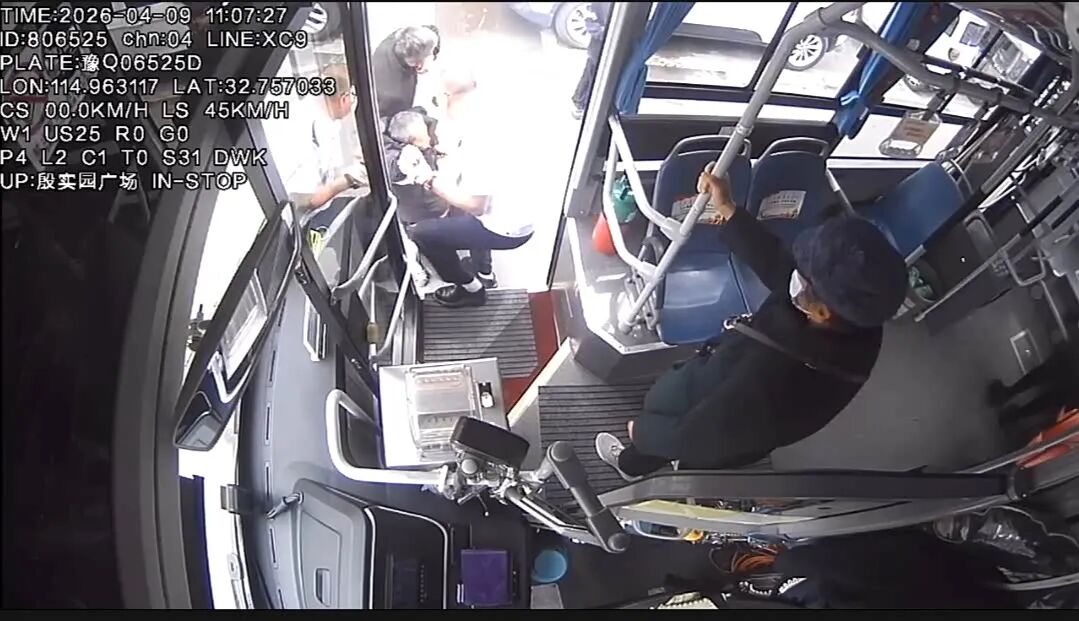 新蔡：八旬老人乘车突发险情 公交司机暖心救援显担当