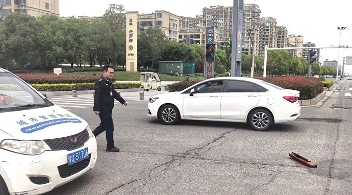 货车挡板掉落地面 遂平县城管局迅速处置保畅通
