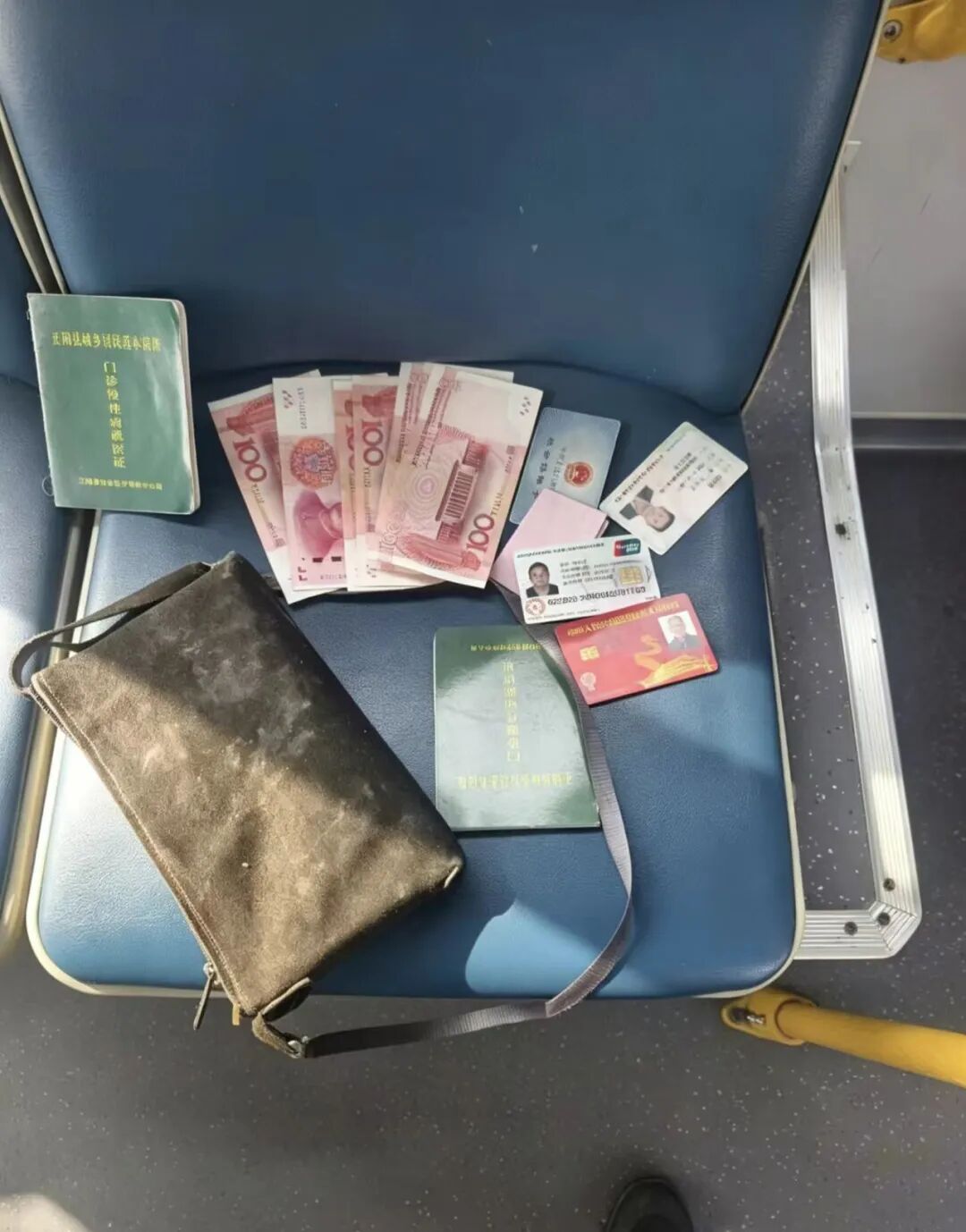 正阳县：拾金不昧暖人心 锦旗致谢好车长