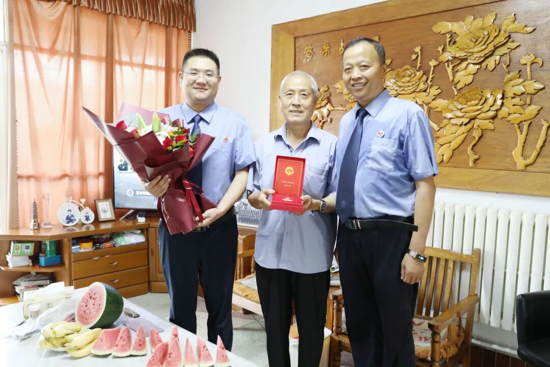 驿城区检察院为老党员颁发“光荣在党50年”纪念章