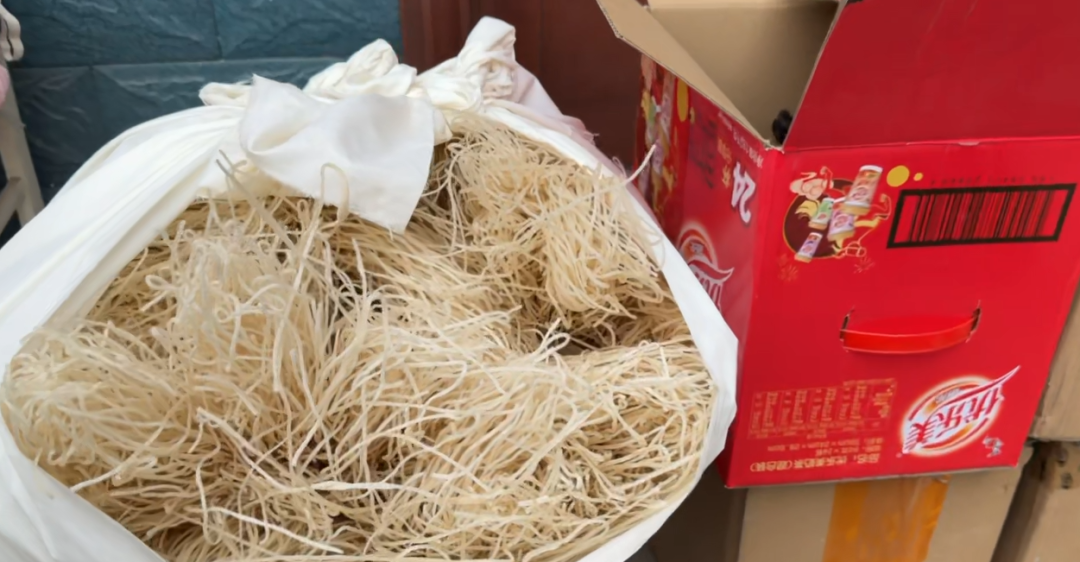 卖水煎包的河南老板已出发上海！回程带了150斤香油和粉条，“半年就能吃完，再邮寄”，曾被全网催开门，一天接200多个陌生电话