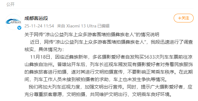 老人驾驶代步车掉入水沟众人合力救援，目击者：用铁门当梯子