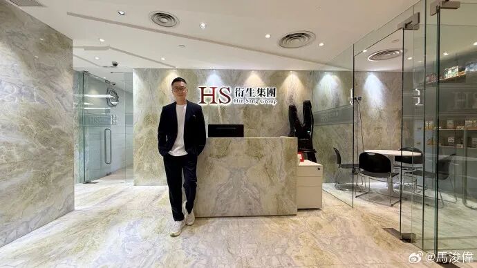 知名男演员任上市公司高管，年薪252万港元