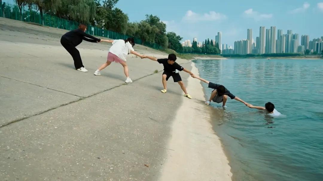 手拉手救人，为啥越救越危险？