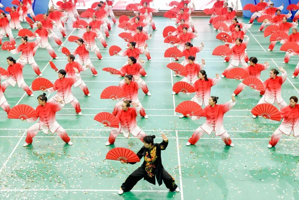 机器人、空竹舞龙齐上阵，全民健身日河南玩出新花样