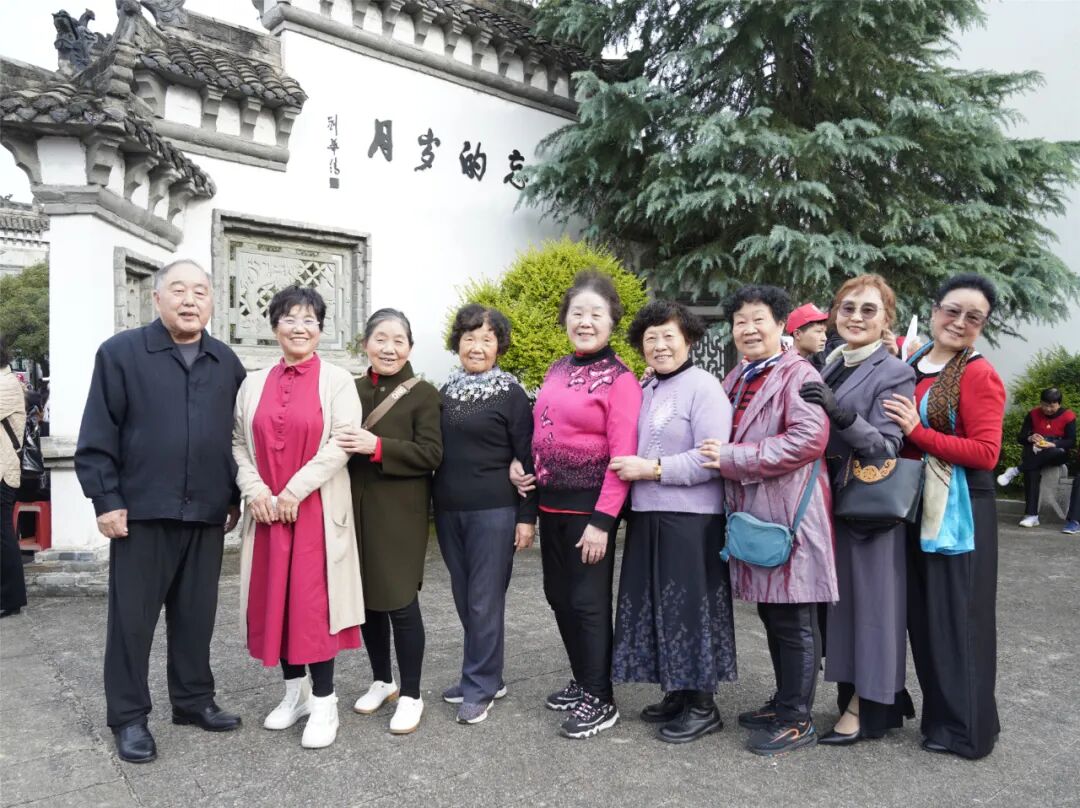 信阳市中心医院组织忆初心、庆重阳主题党日活动