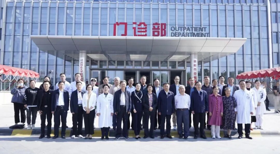 苏信老促会携手陈霞基金会 信阳市中心医院爱心站揭牌仪式