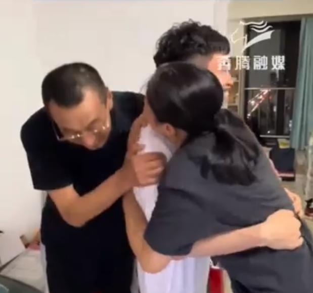 女生高考724分爸爸激动到尖叫！高三教学组老师鼓掌庆贺